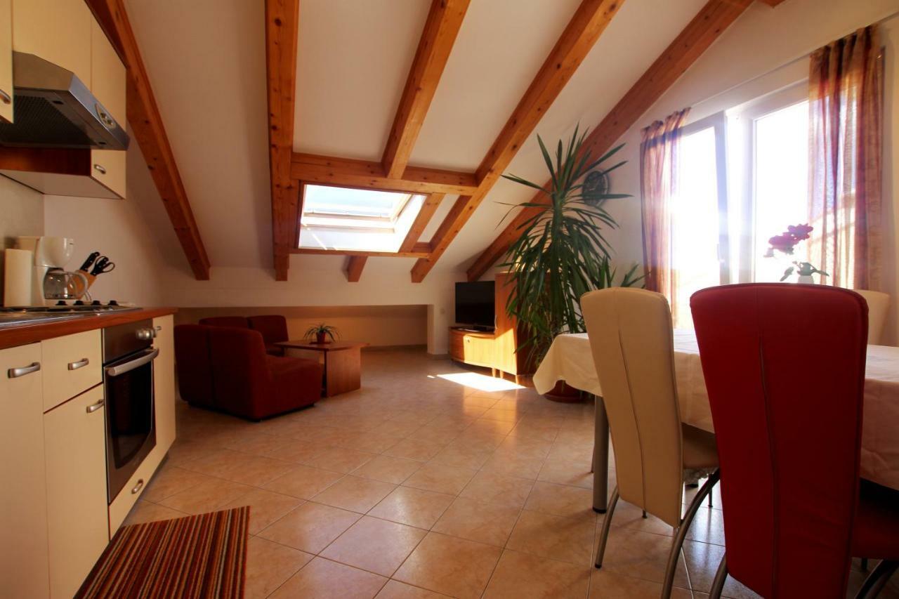 Apartments Macolic Rab Town Extérieur photo