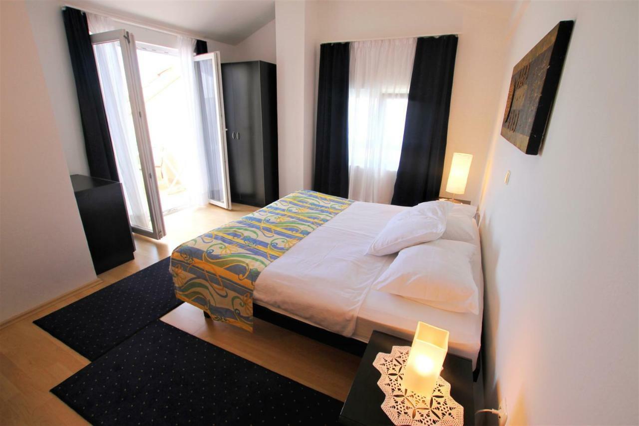 Apartments Macolic Rab Town Extérieur photo