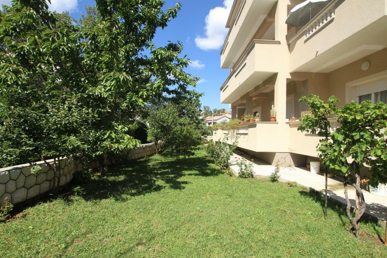 Apartments Macolic Rab Town Extérieur photo