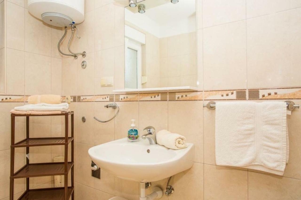 Apartments Macolic Rab Town Extérieur photo